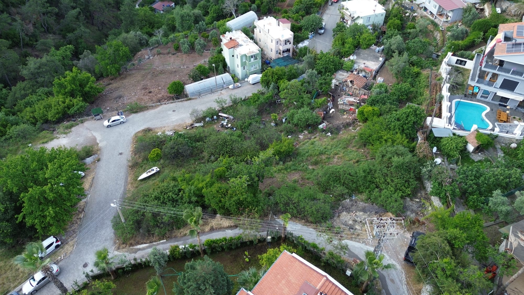 MABELDEN MARMARİSTE  VİLLALAR BÖLGESİNDE SATILIK İMARLI ARSA